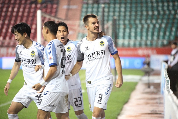 Điều g&igrave; xảy ra khi Messi đấu với cầu thủ k&eacute;m nhất thế giới?