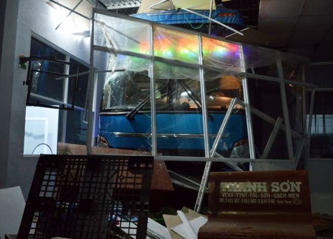 Xe kh&aacute;ch t&ocirc;ng nh&agrave; chờ, 6 người thương vong: Phụ xe c&oacute; nồng độ cồn