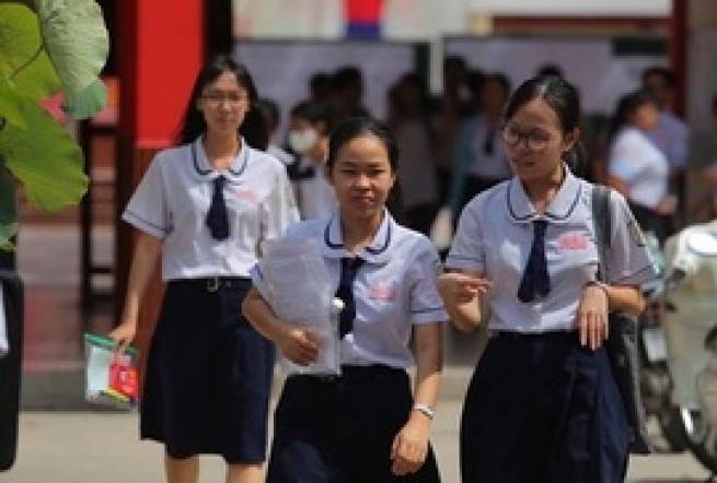 Điểm chuẩn ĐH Khoa học X&atilde; hội v&agrave; Nh&acirc;n văn TP HCM cao nhất 24,90