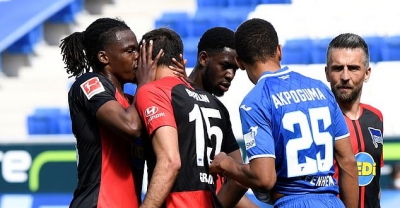 Cựu sao Man City g&acirc;y phẫn nộ v&igrave; nụ h&ocirc;n đồng giới ng&agrave;y Bundesliga trở lại