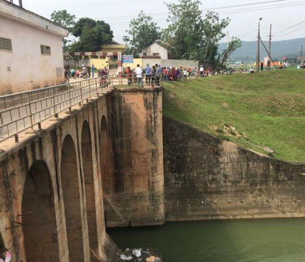Gọi điện cho mẹ chỉ nơi t&igrave;m thi thể, c&ocirc; g&aacute;i trẻ gieo m&igrave;nh xuống s&ocirc;ng