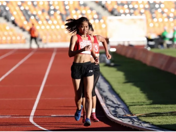 Nh&agrave; v&ocirc; địch Thu Trang: Vừa chạy xe &ocirc;m, vừa săn v&agrave;ng