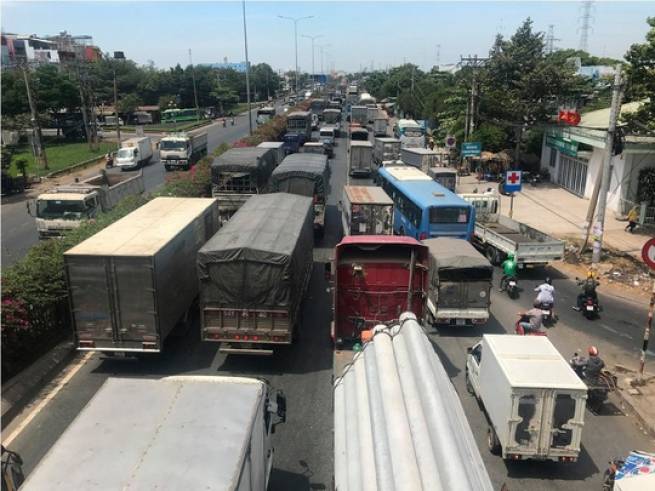 4 &ocirc;t&ocirc; t&ocirc;ng li&ecirc;n ho&agrave;n tr&ecirc;n Quốc lộ 1, giao th&ocirc;ng rối loạn