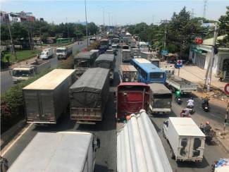 4 &ocirc;t&ocirc; t&ocirc;ng li&ecirc;n ho&agrave;n tr&ecirc;n Quốc lộ 1, giao th&ocirc;ng rối loạn