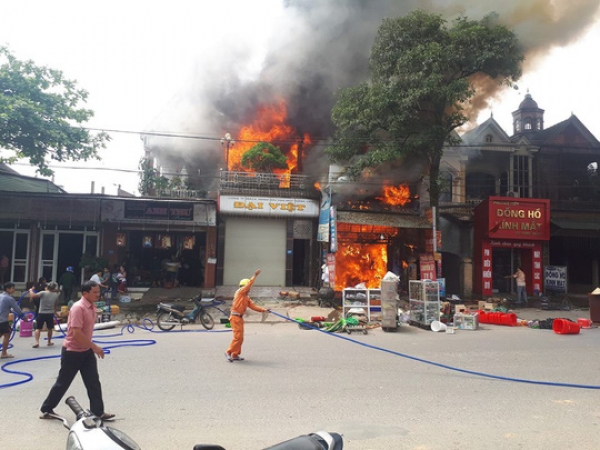 Ch&aacute;y lớn tiệm tạp h&oacute;a, 2 nh&agrave; h&agrave;ng x&oacute;m vạ l&acirc;y