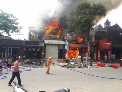 Ch&aacute;y lớn tiệm tạp h&oacute;a, 2 nh&agrave; h&agrave;ng x&oacute;m vạ l&acirc;y