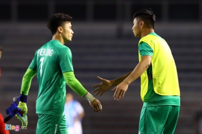 B&ugrave;i Tiến Dũng nhận đối xử đặc biệt từ đồng đội sau "sai lầm chết người"