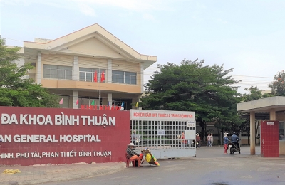 T&agrave;i xế gh&eacute; đăng kiểm xe cấp cứu khi đang chở bệnh nh&acirc;n chuyển viện