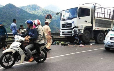 Đổ đ&egrave;o Bảo Lộc, 1 phượt thủ mắc kẹt dưới b&aacute;nh xe tải