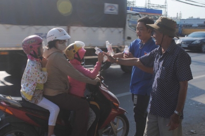 CSGT Đồng Th&aacute;p ph&aacute;t nước, khăn lạnh cho người d&acirc;n tr&ecirc;n đường về qu&ecirc; ăn Tết