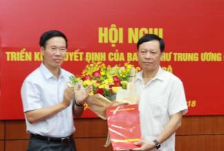 &Ocirc;ng V&otilde; Văn Thưởng trao quyết định bổ nhiệm c&aacute;n bộ của Ban B&iacute; thư