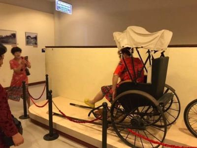 Du kh&aacute;ch Trung Quốc ngang nhi&ecirc;n ngồi l&ecirc;n hiện vật ở Bảo t&agrave;ng Đ&agrave; Nẵng