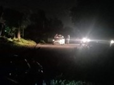 T&agrave;i xế taxi người đầy m&aacute;u chạy v&agrave;o một nh&agrave; nghỉ cầu cứu trong đ&ecirc;m