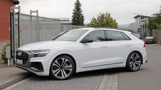 Audi SQ8 trắng kh&ocirc;ng t&igrave; vết, nh&igrave;n như đ&atilde; ho&agrave;n chỉnh lộ diện ngo&agrave;i đường