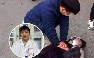 Khen thưởng b&aacute;c sĩ &eacute;p tim cứu thanh ni&ecirc;n ngừng tuần ho&agrave;n