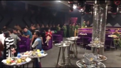 Đột k&iacute;ch qu&aacute;n bar v&ugrave;ng ven TPHCM, ph&aacute;t hiện nhiều người sử dụng ma t&uacute;y