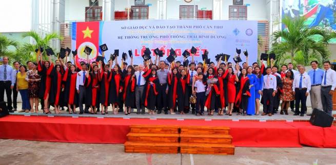 Phấn đấu trở th&agrave;nh trường phổ th&ocirc;ng song ngữ quốc tế