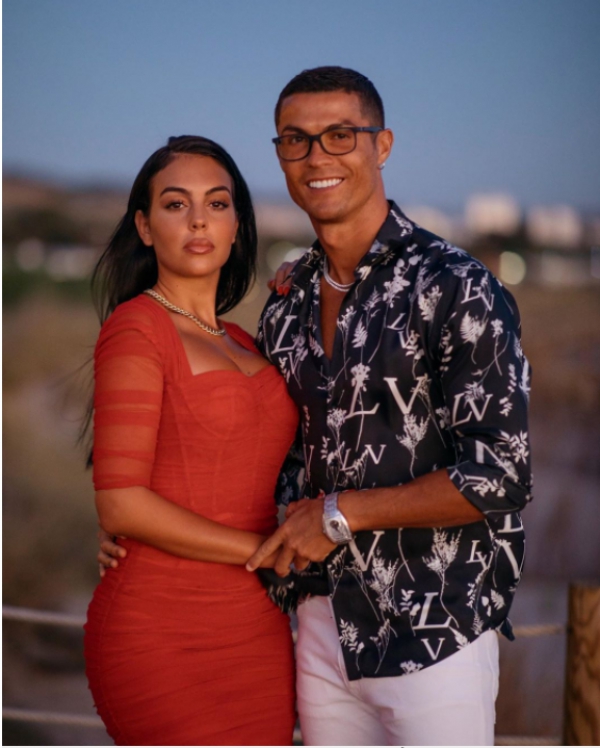Ronaldo bí mật cầu hôn bạn gái, chuẩn bị lên xe hoa