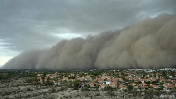 Cận cảnh &ldquo;bức tường bụi&rdquo; khổng lồ ập xuống th&agrave;nh phố Mỹ, bầu trời tối sầm