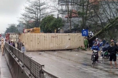 Tai nạn li&ecirc;n ho&agrave;n giữa xe container v&agrave; 4 &ocirc;t&ocirc;, 1 người tử vong