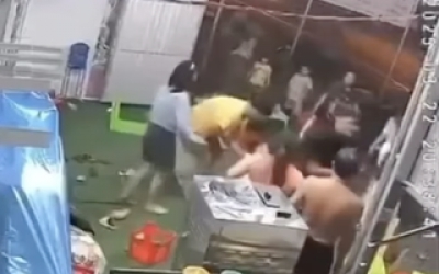 Clip hơn 1 phút ghi lại cảnh bà bầu và nam thanh niên bị đánh dã man chỉ vì trẻ con giành đồ chơi