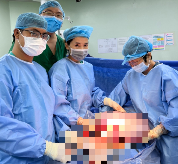 Bé trai may mắn chào đời dù mẹ mang khối u buồng trứng 8kg