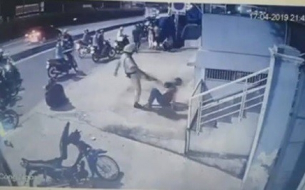 X&aacute;c minh clip CSGT chĩa s&uacute;ng, đ&aacute; người vi phạm