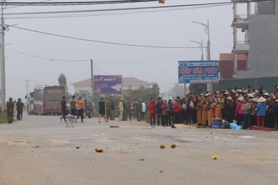 Xe kh&aacute;ch t&ocirc;ng chết 7 người: Tang t&oacute;c một v&ugrave;ng qu&ecirc;