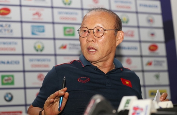 HLV Park Hang-seo: T&ocirc;i vừa họp nội bộ xong, mở Youtube đ&atilde; thấy c&ocirc;ng bố đội h&igrave;nh y chang