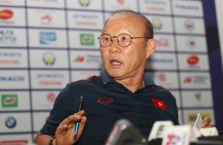 HLV Park Hang-seo: T&ocirc;i vừa họp nội bộ xong, mở Youtube đ&atilde; thấy c&ocirc;ng bố đội h&igrave;nh y chang