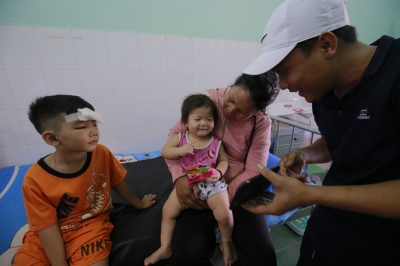 Buốt l&ograve;ng tiếng kh&oacute;c con thơ mất cả cha lẫn mẹ dưới b&aacute;nh xe container