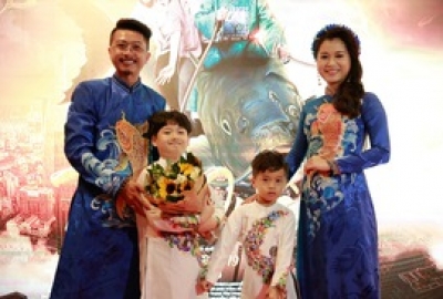 Vợ chồng Lâm Vỹ Dạ - Hứa Minh Đạt mang 2 con đến &quot;Táo quậy&quot;