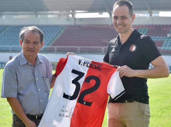 V&igrave; sao HAGL dừng hợp t&aacute;c với Arsenal để chuyển hướng sang H&agrave; Lan?