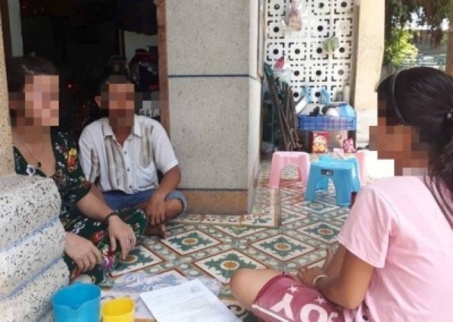 Cho b&eacute; g&aacute;i 12 tuổi xem phim đồi trụy rồi hiếp d&acirc;m?