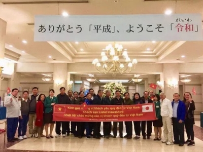 Trịnh Sướng k&yacute; hợp đồng cho đo&agrave;n c&aacute;n bộ S&oacute;c Trăng đi Nhật?