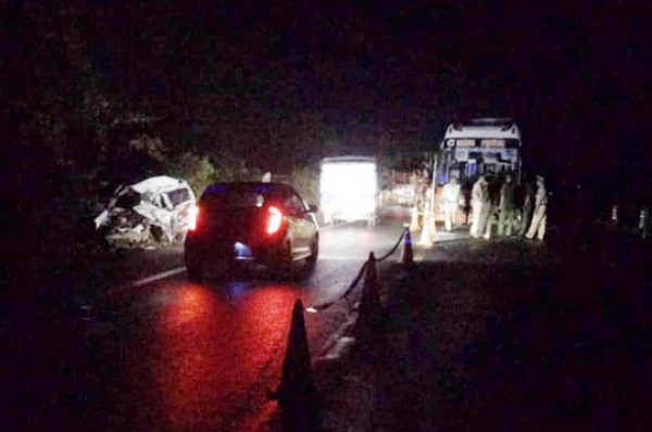 Xe kh&aacute;ch t&ocirc;ng trực diện xe con, 2 người tử vong kẹt trong xe