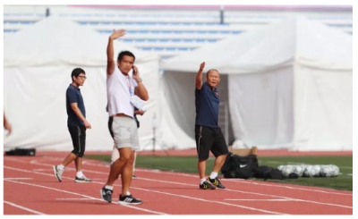 Ch&ugrave;m ảnh U22 đi tập sớm, HLV Park nổi n&oacute;ng v&igrave; bị Timor Leste chiếm s&acirc;n