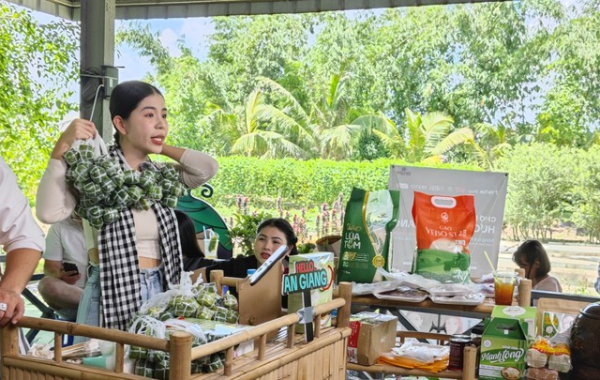 Lần đầu tiên nông dân An Giang chứng kiến hàng chục TikToker nổi tiếng cùng livestream bán hàng OCOP