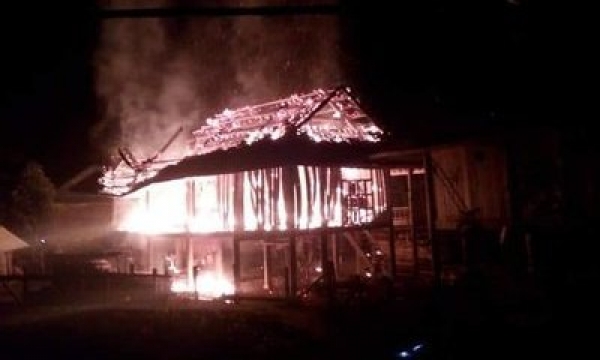 Về nh&agrave; kh&ocirc;ng thấy vợ, chồng ch&acirc;m lửa đốt nh&agrave;