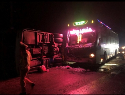 Đ&acirc;m v&agrave;o xe vừa lật, 14 người tr&ecirc;n xe kh&aacute;ch thương vong