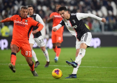 Ronaldo lập kỷ lục ghi b&agrave;n, Juventus b&aacute;m s&aacute;t ng&ocirc;i đầu bảng