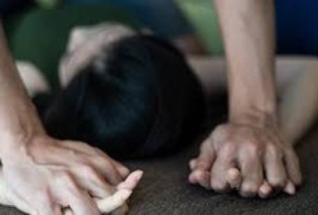 Cha mẹ đi l&agrave;m thu&ecirc;, con g&aacute;i 12 tuổi ở nh&agrave; bị &ldquo;&ocirc;ng ch&uacute;&rdquo; s&aacute;t v&aacute;ch l&agrave;m bậy