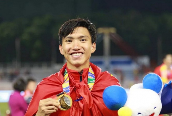 Văn Hậu su&yacute;t th&agrave;nh lơ xe thay v&igrave; nhận lương gần nửa triệu đ&ocirc; mỗi năm