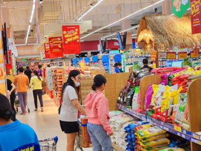 Bảng giảm giá 50-70% tràn ngập cửa hàng, siêu thị dịp 2-9