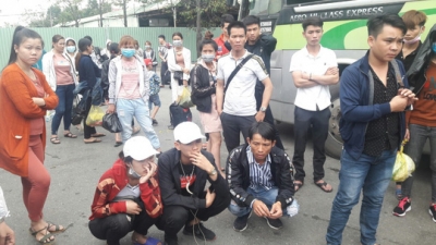 Tạm giữ xe kh&aacute;ch hết hạn kiểm định chở qu&aacute; số người v&agrave;o Nam