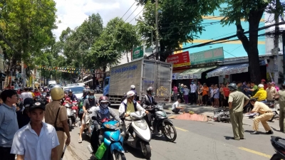 Chạy s&aacute;t lề đường, c&ocirc; g&aacute;i vẫn chết tức tưởi dưới b&aacute;nh xe tải