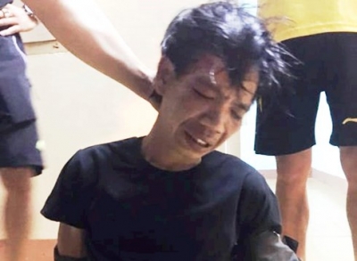 CA đ&oacute;ng giả xe &ocirc;m, giải cứu người d&acirc;n bị kẻ nghi "ng&aacute;o đ&aacute;" khống chế