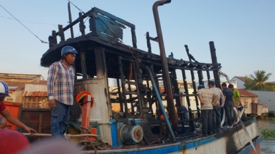 Ch&aacute;y t&agrave;u dưới s&ocirc;ng, nhiều nh&agrave; d&acirc;n bị vạ l&acirc;y