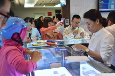 D&acirc;n c&ocirc;ng sở đội nắng, bỏ cả cơm trưa để mua v&agrave;i chỉ v&agrave;ng cầu may