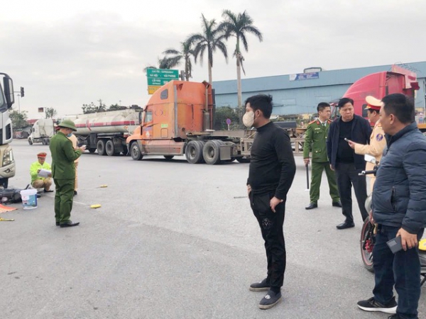 Tai nạn nghiêm trọng, 2 mẹ con chết thảm dưới bánh xe đầu kéo